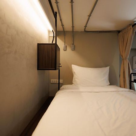 C'House Bangkok Vandrarhem Exteriör bild
