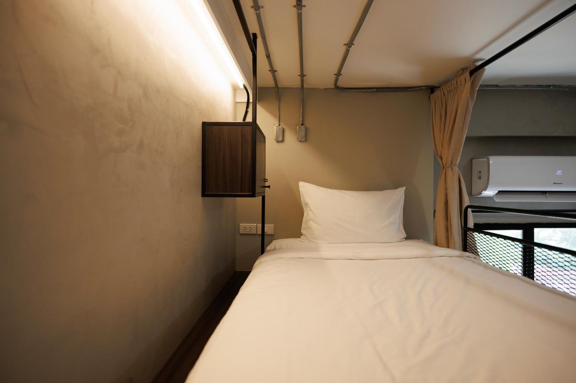 C'House Bangkok Vandrarhem Exteriör bild