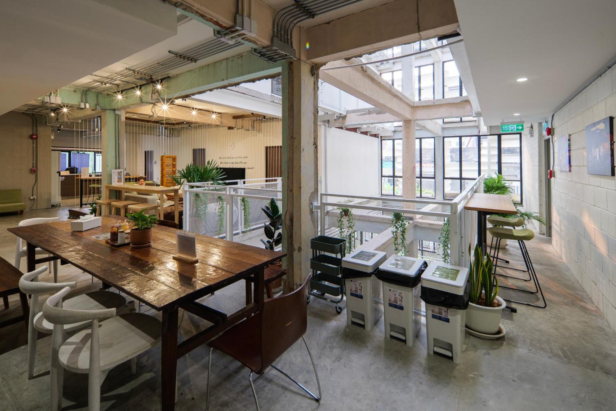 C'House Bangkok Vandrarhem Exteriör bild