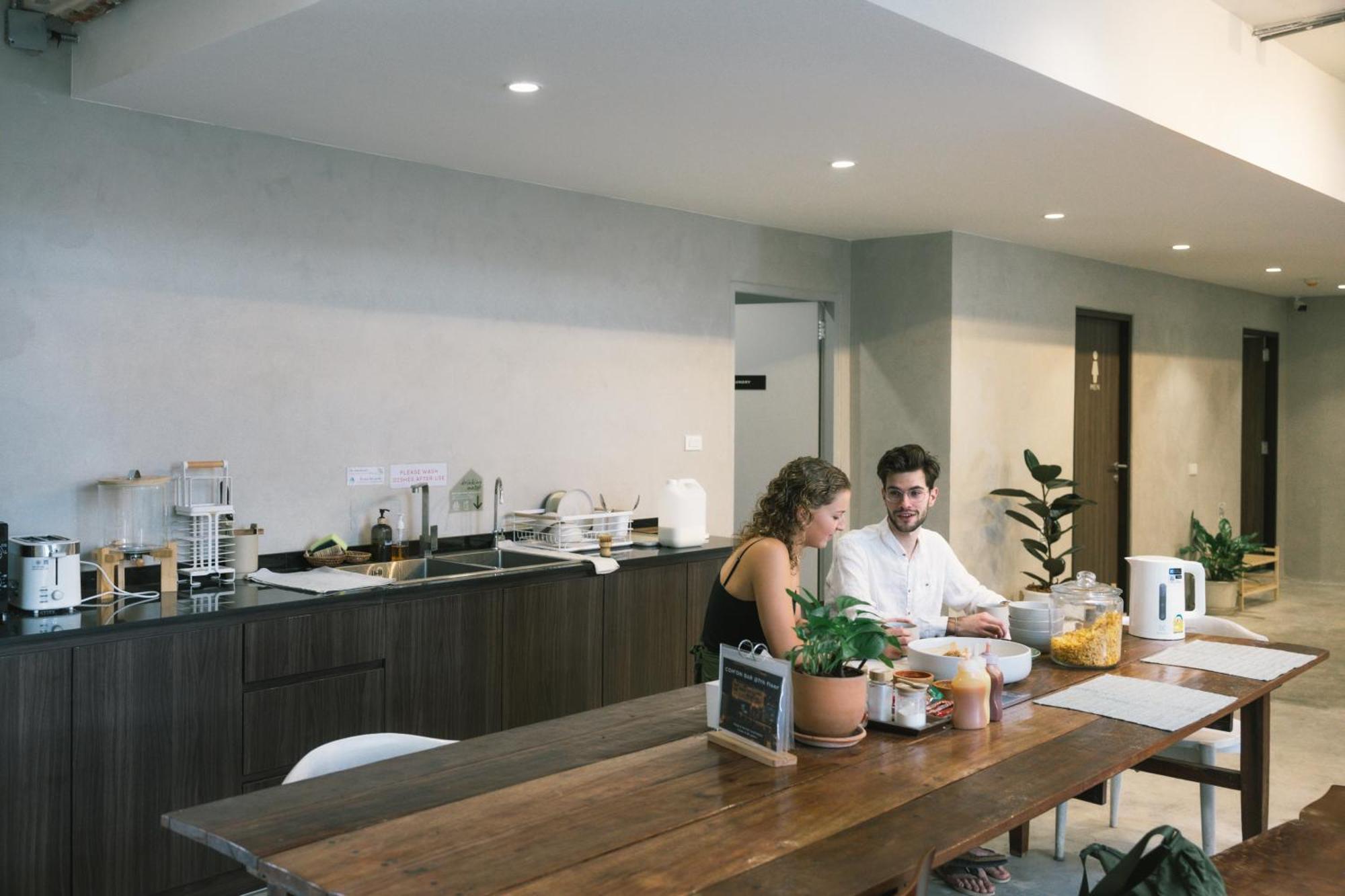 C'House Bangkok Vandrarhem Exteriör bild