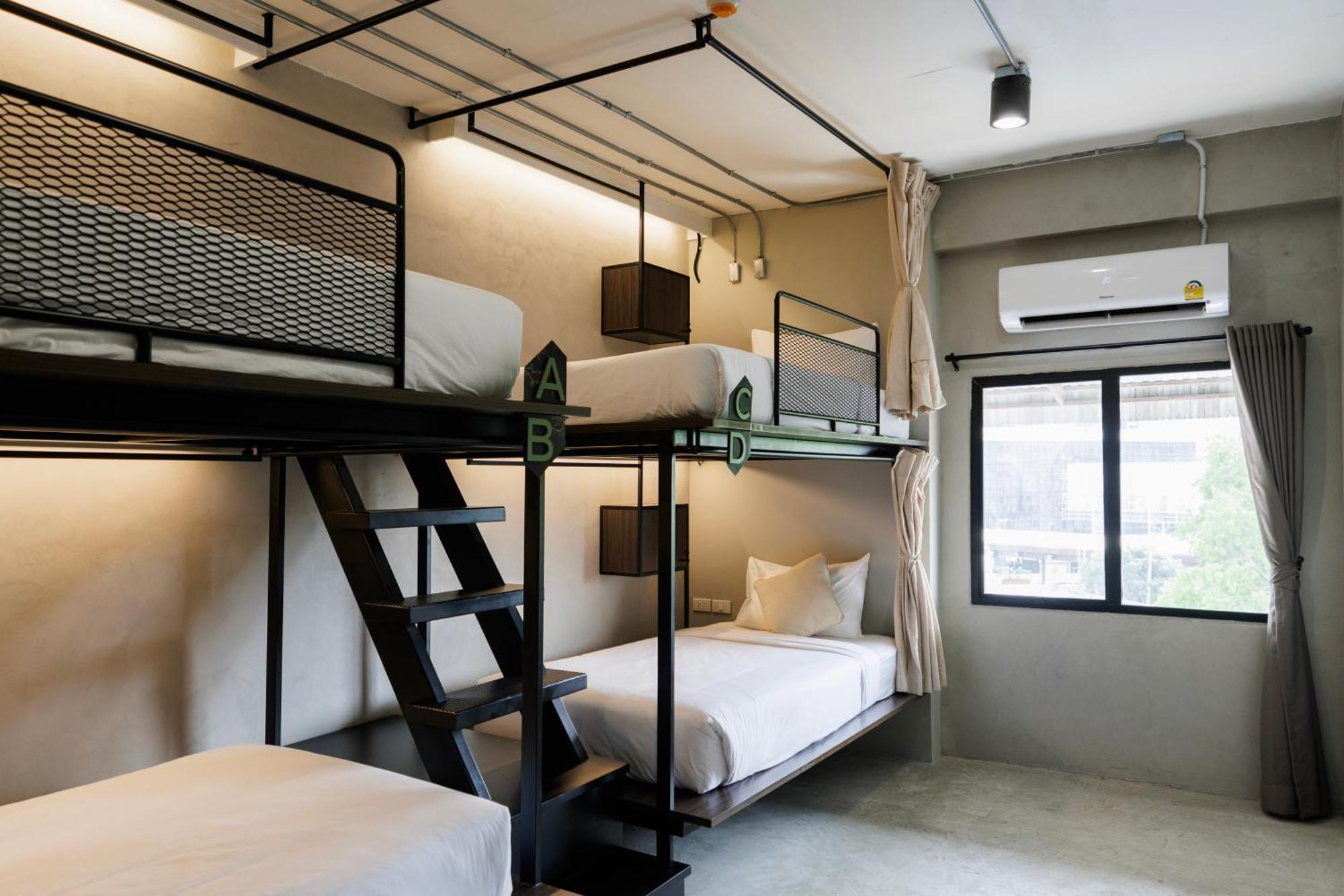 C'House Bangkok Vandrarhem Exteriör bild