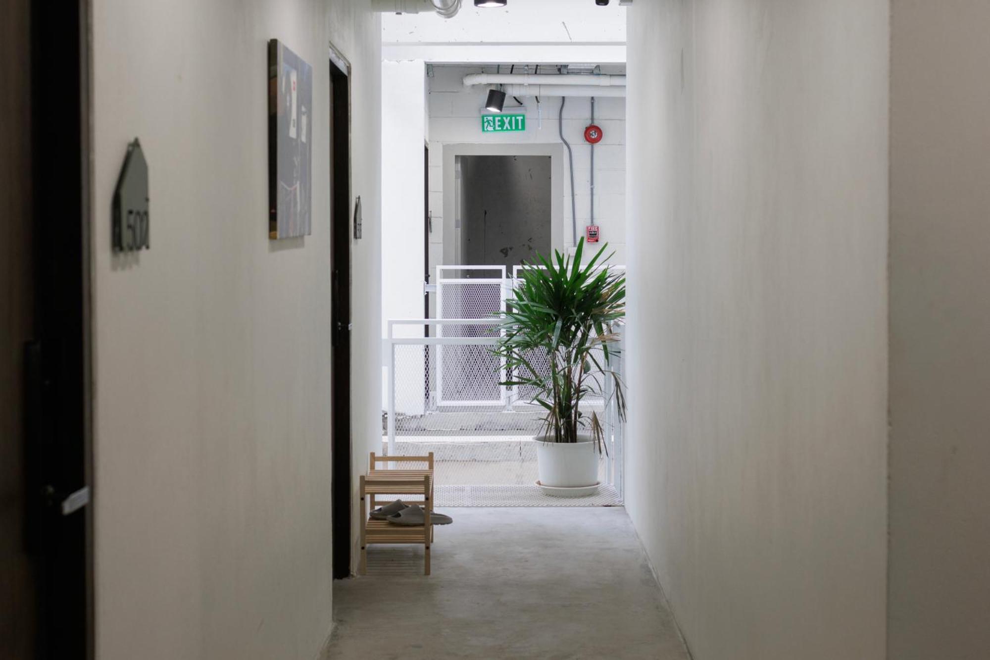 C'House Bangkok Vandrarhem Exteriör bild