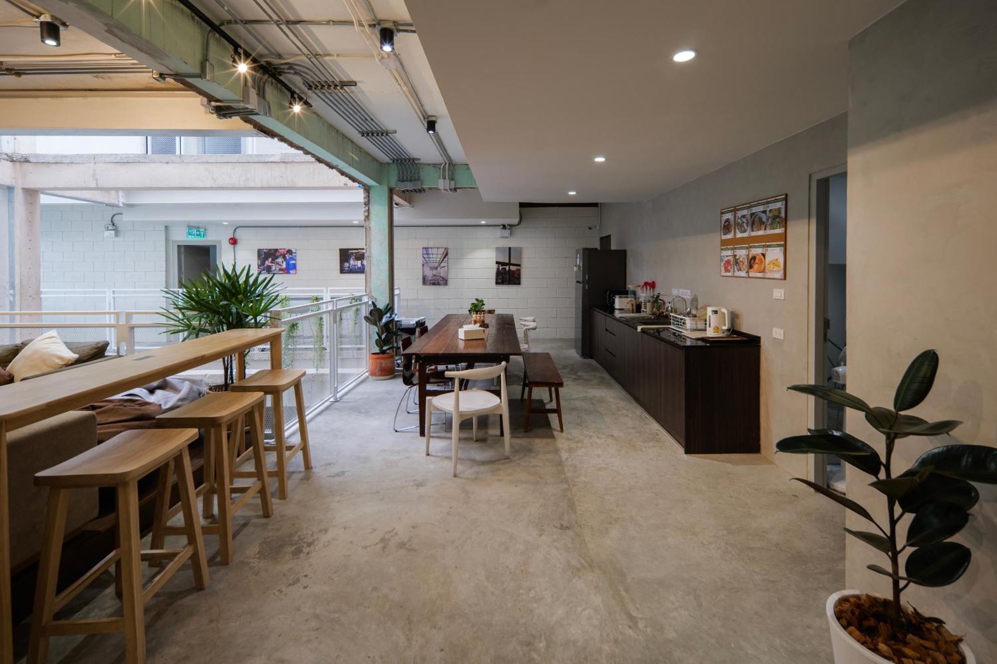 C'House Bangkok Vandrarhem Exteriör bild