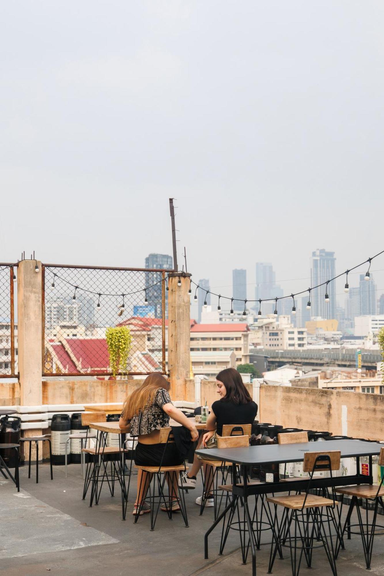 C'House Bangkok Vandrarhem Exteriör bild