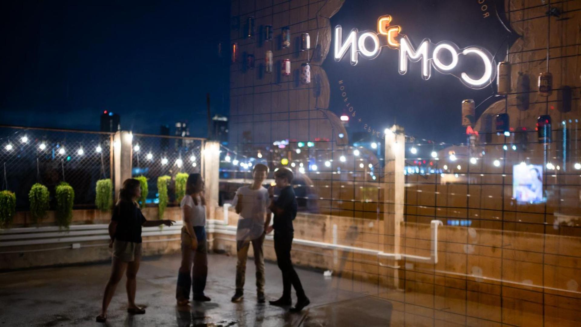 C'House Bangkok Vandrarhem Exteriör bild